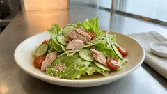 丸ごとレタスで作る、ツナとごま香る和風サラダ｜水切りでシャキッと